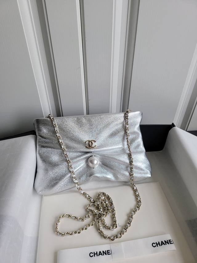 现货25S珍珠手链包 淡金色Logo,搭配一颗大珍珠,简直让人一见倾心哇~手包的容量 放下钥匙粉饼大手机充电宝等等都妥妥的 最主要是这款链条拆卸,尽显高贵的感觉 现货25S珍珠手链包 淡金色Logo,搭配一颗大珍珠,简直让人一见倾心哇~手包的容量 放下钥匙粉饼大手机充电宝等等都妥妥的 最主要是这款链条拆卸,尽显高贵的感觉