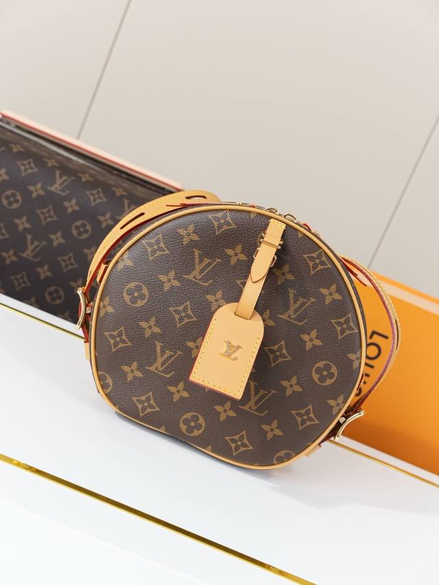 动态163C01芯片 M45647 老花 顶级原单 独家背景实拍 Boite Chapeau Souple 手袋,在2018秋冬系列中,女装艺术总监Nicola 动态163C01芯片 M45647 老花 顶级原单 独家背景实拍 Boite Chapeau Souple 手袋,在2018秋冬系列中,女装艺术总监Nicola