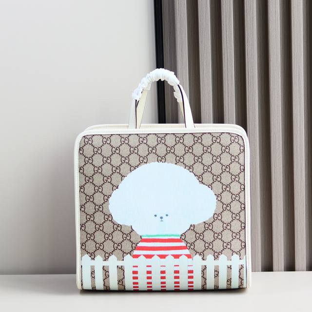 新品 顶级原单 Gg儿童动物印花托特包。 早春儿童系列匠心融蕴圆形互扣式双G和俏皮童趣的青蛙刺绣等设计巧思,趣致演绎精裁风尚。全新成衣单品和配饰以不同的颜色和材 新品 顶级原单 Gg儿童动物印花托特包。 早春儿童系列匠心融蕴圆形互扣式双G和俏皮童趣的青蛙刺绣等设计巧思,趣致演绎精裁风尚。全新成衣单品和配饰以不同的颜色和材