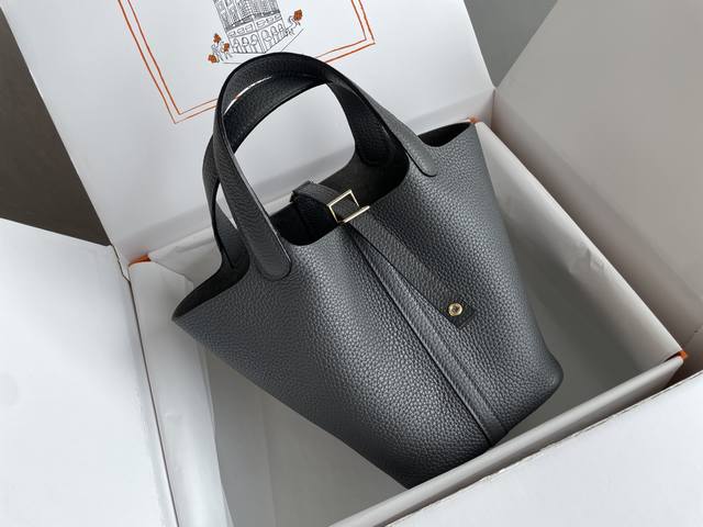 原价1500 618狂欢特惠活动 深灰金扣 半手缝 牛皮 全新无质量问题 无礼盒 有布袋 尺寸:18Cn 原价1500 618狂欢特惠活动 深灰金扣 半手缝 牛皮 全新无质量问题 无礼盒 有布袋 尺寸:18Cn