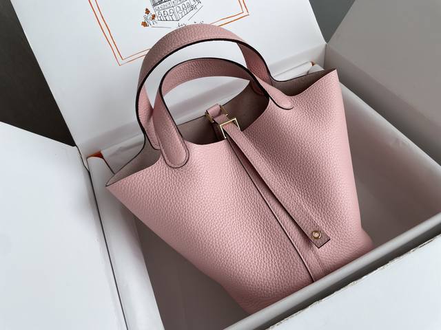 原价1500 618狂欢特惠活动 3Q粉金扣 半手缝 牛皮 全新无质量问题 无礼盒 有布袋 尺寸:18Cn 原价1500 618狂欢特惠活动 3Q粉金扣 半手缝 牛皮 全新无质量问题 无礼盒 有布袋 尺寸:18Cn