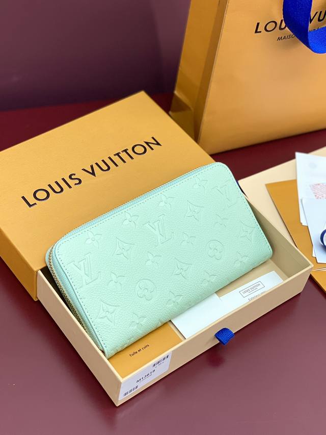 出厂价P M13618绿色!芯片版、Zippy 拉链钱夹 路易威登经典 Monogram 图案在柔软细腻的 Monogram Empreinte 皮革上浮现,令 出厂价P M13618绿色!芯片版、Zippy 拉链钱夹 路易威登经典 Monogram 图案在柔软细腻的 Monogram Empreinte 皮革上浮现,令