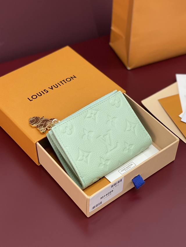 出厂价P M14089绿色!芯片版、Lisa钱包是日常必备品,设计实用紧凑,具有固定的硬币口袋、钞票隔间和多个卡槽。它由路易威登X村上系列的优雅Monogram 出厂价P M14089绿色!芯片版、Lisa钱包是日常必备品,设计实用紧凑,具有固定的硬币口袋、钞票隔间和多个卡槽。它由路易威登X村上系列的优雅Monogram