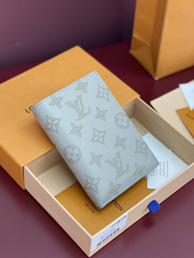 出厂价P M14798 新压花冰灰!护照套、本款护照套拥有 Monogram Shadow 压纹皮革的华美质感,以开放式口袋、卡片夹层和内贴袋实现稳妥保护。 1 出厂价P M14798 新压花冰灰!护照套、本款护照套拥有 Monogram Shadow 压纹皮革的华美质感,以开放式口袋、卡片夹层和内贴袋实现稳妥保护。 1