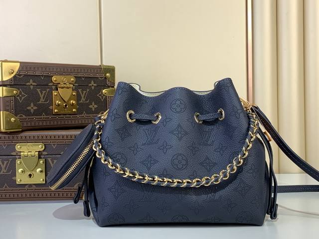 出厂价P 顶级原单复刻独家实拍 Bella 手袋 M14315 深蓝色 本款 Bella 手袋为 Monogram 镂花穿孔皮革渲染考究色调,再以编织链条点亮细 出厂价P 顶级原单复刻独家实拍 Bella 手袋 M14315 深蓝色 本款 Bella 手袋为 Monogram 镂花穿孔皮革渲染考究色调,再以编织链条点亮细