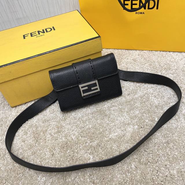 原单品质 ,王嘉尔同款,进口头层牛皮,细节专柜同步,男女通用小背包,也可以当腰包,妥妥的火爆款,尺寸17Cm 原单品质 ,王嘉尔同款,进口头层牛皮,细节专柜同步,男女通用小背包,也可以当腰包,妥妥的火爆款,尺寸17Cm