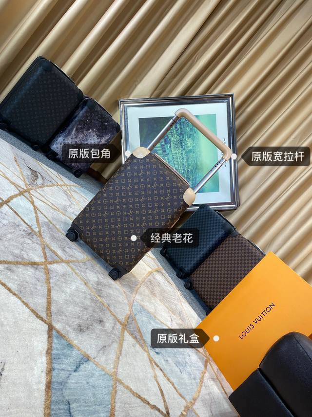 Horizon四轮拉杆箱 邂逅奢华四轮拉杆箱的未来。由公认的划时代工业设计大师Marc Newson亲自操刀,此款轻质四轮拉杆箱以外部的大号拉杆创造出平坦宽敞的 Horizon四轮拉杆箱 邂逅奢华四轮拉杆箱的未来。由公认的划时代工业设计大师Marc Newson亲自操刀,此款轻质四轮拉杆箱以外部的大号拉杆创造出平坦宽敞的