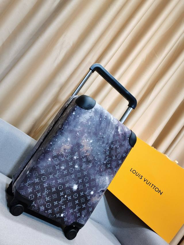 L.V拉杆箱旅行箱高端货,变色皮,海关锁,万向轮,铝制宽拉杆时尚大气,范冰冰,李晨,吴秀波,大表姐,井柏然明星同款!总有他就是身份的象征! 颜色:银河星空系列 L.V拉杆箱旅行箱高端货,变色皮,海关锁,万向轮,铝制宽拉杆时尚大气,范冰冰,李晨,吴秀波,大表姐,井柏然明星同款!总有他就是身份的象征! 颜色:银河星空系列