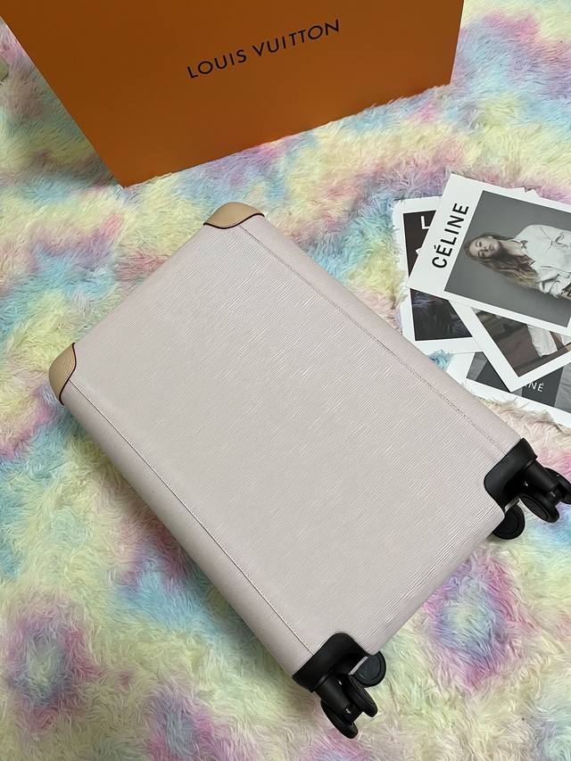 L.V拉杆箱旅行箱高端货,变色皮,海关锁,万向轮,铝制宽拉杆时尚大气,范冰冰,李晨,吴秀波,大表姐,井柏然明星同款!总有他就是身份的象征! 系列:经典水波纹系列 L.V拉杆箱旅行箱高端货,变色皮,海关锁,万向轮,铝制宽拉杆时尚大气,范冰冰,李晨,吴秀波,大表姐,井柏然明星同款!总有他就是身份的象征! 系列:经典水波纹系列