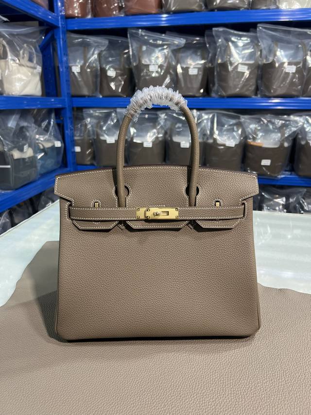 正品级半手工 工坊实拍 Birkin铂金 大象灰金扣30Cm 采用进口原厂Togo皮 手工打磨减法油边工艺 全钢镜面五金手工蜜蜡线 尺寸:25*13*20,30 正品级半手工 工坊实拍 Birkin铂金 大象灰金扣30Cm 采用进口原厂Togo皮 手工打磨减法油边工艺 全钢镜面五金手工蜜蜡线 尺寸:25*13*20,30