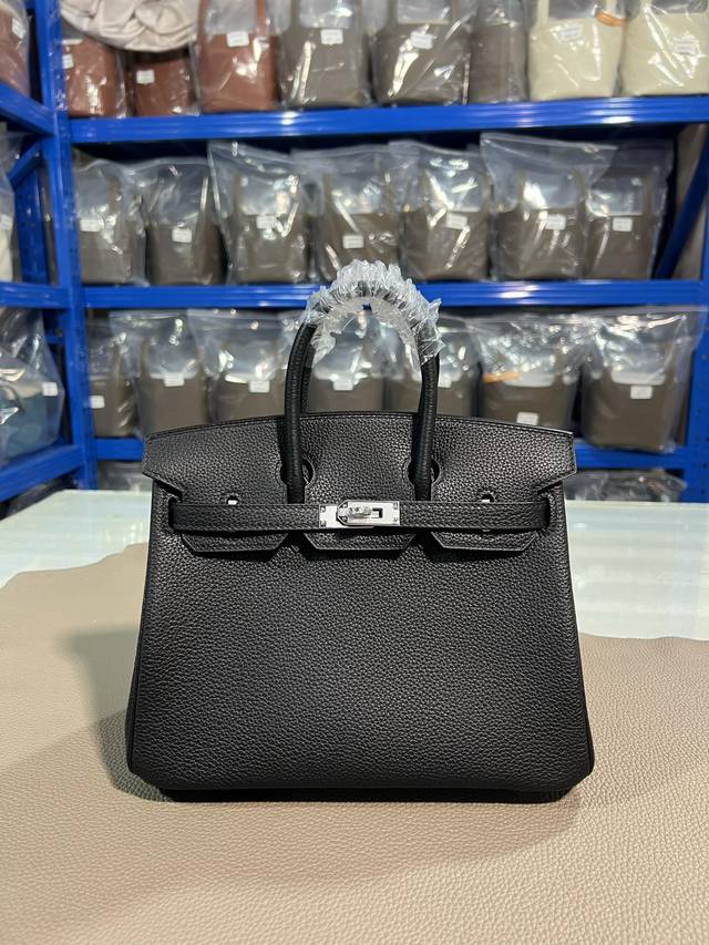 正品级半手工 工坊实拍 Birkin铂金 黑色银扣25 30 采用进口原厂Togo皮 手工打磨减法油边工艺 全钢镜面五金手工蜜蜡线 尺寸:25*13*20,30 正品级半手工 工坊实拍 Birkin铂金 黑色银扣25 30 采用进口原厂Togo皮 手工打磨减法油边工艺 全钢镜面五金手工蜜蜡线 尺寸:25*13*20,30