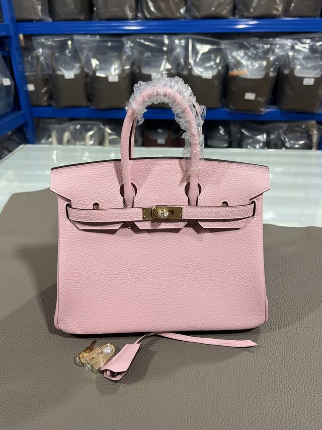 正品级半手工 工坊实拍 Birkin铂金 3Q粉金扣25 30 采用进口原厂Togo皮 手工打磨减法油边工艺 全钢镜面五金手工蜜蜡线 尺寸:25*13*20,3 正品级半手工 工坊实拍 Birkin铂金 3Q粉金扣25 30 采用进口原厂Togo皮 手工打磨减法油边工艺 全钢镜面五金手工蜜蜡线 尺寸:25*13*20,3