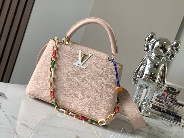 特级精品原厂皮M21634巴黎粉金扣 本款 Capucines Bb 手袋取材 Taurillon 皮革,将金属和树脂链环彼此相扣,塑造可拆卸链条,在缤纷妙趣和 特级精品原厂皮M21634巴黎粉金扣 本款 Capucines Bb 手袋取材 Taurillon 皮革,将金属和树脂链环彼此相扣,塑造可拆卸链条,在缤纷妙趣和