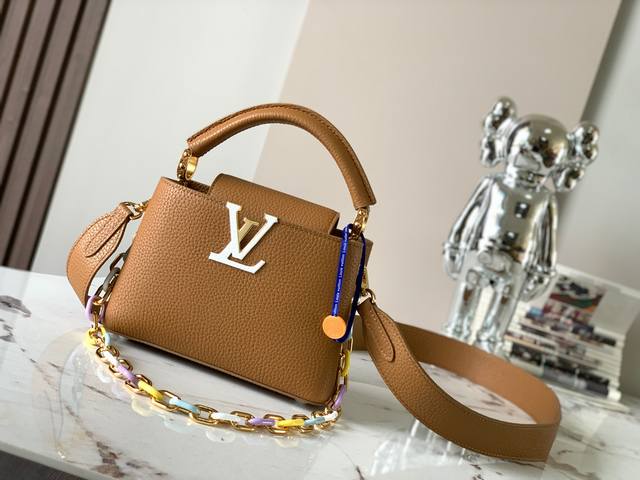 特级精品原厂皮M21798深杏黄色金扣 本款 Capucines 迷你手袋令金属和树脂链环彼此相扣,为经典设计增添妙趣可拆卸链条。Taurillon 皮革呈现莹 特级精品原厂皮M21798深杏黄色金扣 本款 Capucines 迷你手袋令金属和树脂链环彼此相扣,为经典设计增添妙趣可拆卸链条。Taurillon 皮革呈现莹