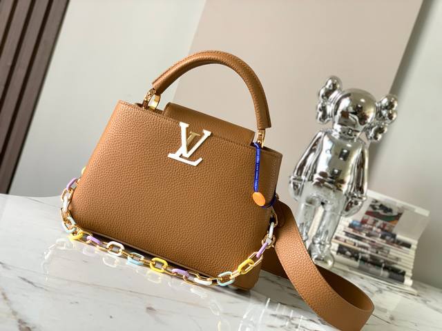 特级精品原厂皮M21634深杏黄色金扣 本款 Capucines Bb 手袋取材 Taurillon 皮革,将金属和树脂链环彼此相扣,塑造可拆卸链条,在缤纷妙趣 特级精品原厂皮M21634深杏黄色金扣 本款 Capucines Bb 手袋取材 Taurillon 皮革,将金属和树脂链环彼此相扣,塑造可拆卸链条,在缤纷妙趣