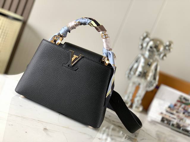 特级精品原厂皮 M20536黑色金扣 本款 Capucines Bb 手袋由 Taurillon 皮革制成，散发经典优雅魅力。顶部手柄裹有由可回收面料制成的斜纹