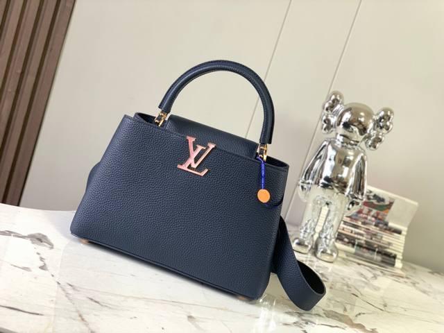 特级精品原厂皮M21150深蓝色贝壳扣 本款 Capucines 迷你手袋为 Taurilon 皮革浸染明快 色彩，将莹润贝壳嵌入 Lv 字母。皮革手柄实现优