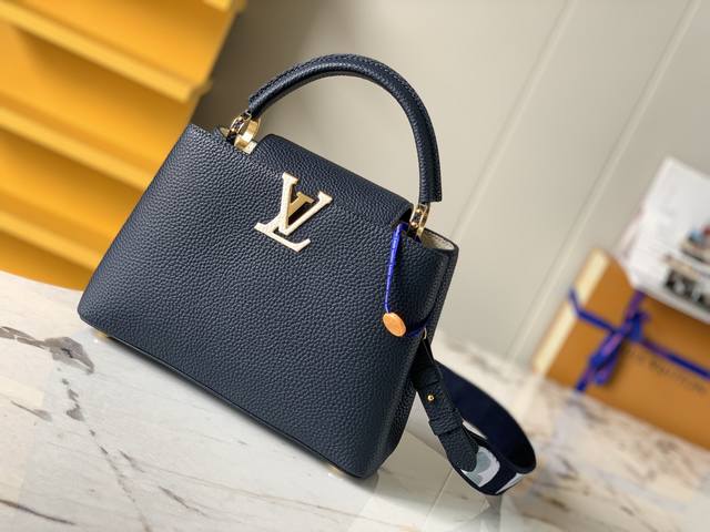 特级精品原厂皮 M59597绣花宝兰金扣 本款 Capucines 中号手袋邂逅繁花的澎湃美感，为宽幅肩带刺绣大号 Monogram 花卉图案，与 Tauril