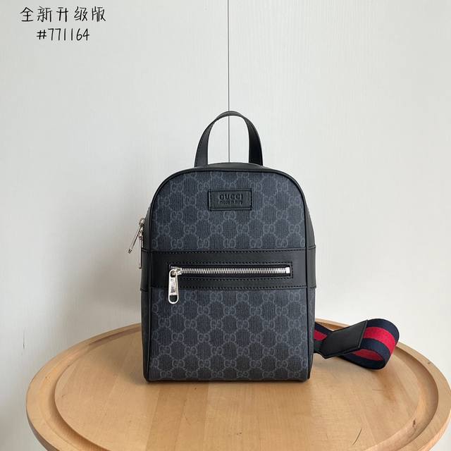 实拍# 款号：771164黑 尺寸：宽20X高29X侧宽6 Gg又放大招！爆款斜挎胸包来袭 大内袋+前小口袋 可调节肩带 设计超前！ 经典红蓝配色织带 亮眼夺目