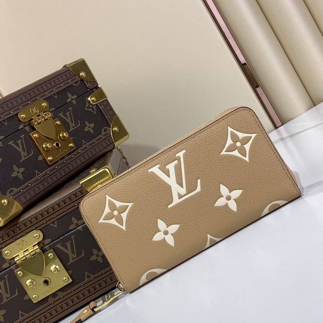 顶级原厂 M69794用两种颜色的单克安卓皮革制作的“吉比钱包”。在车颈水合物上进行压花加工和印刷，加工出单克图案。有内袋、隔间、卡槽，是一款能稳固收纳内容物的