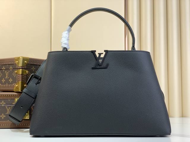 顶级原厂 Capucines Souple 大号手袋 M24880 黑色 黑扣 Black Out 系列推出 Capucines Souple 大号手袋，以哑光