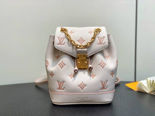 原单精品 M13656奶油色 全迷你双肩包 Nano Noé 背包 這款Nano Noé背包今季採用精緻雙色設計，日夜造型皆宜。袋款選用皮革製作，綴以金色鏈帶，