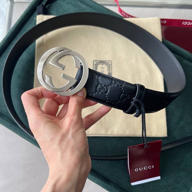 Gucci Signature牛皮革腰带 款号 411924 Cwc1N 1000 互扣式双G带扣腰带，采用热压印技术的Gucci Signature牛皮革精制