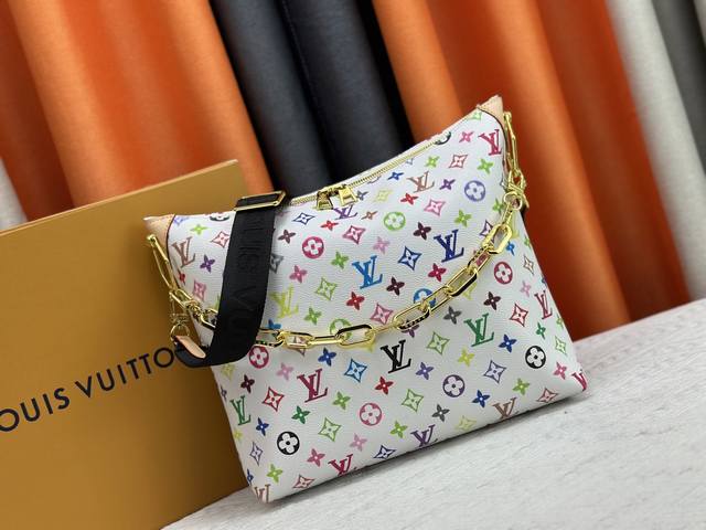 升级原版 M12068 M12071 M12072 這款全新Coussin系列的流浪包兼具時尚與功能，並糅合了系列標誌性的設計元素。手袋採用滑面的鋪棉皮革製造，