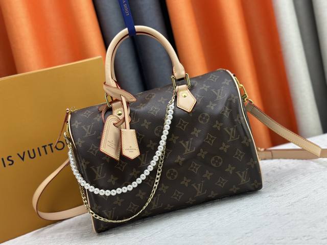 M24422 M24423 本款 Speedy BandoulièRe 30 Monogram Leather 手袋为柔软粒面牛皮革包裹羊皮革内衬，以丝印 Mo