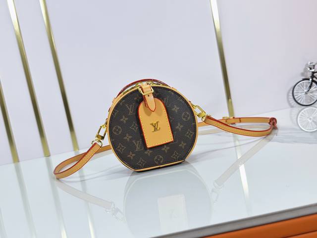 升级原版 M83575 M83614 本款 Mini Bote Chapeau 手袋采用 Monogram 帆布塑造经典构型，以皮革名牌和 Malletage