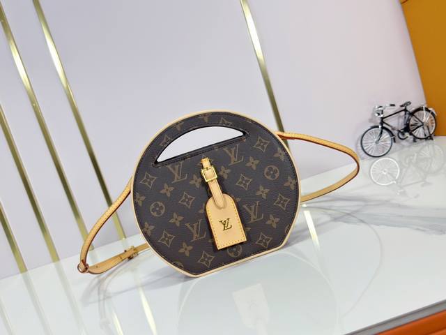 升级原版 M47117老花 黄花 本款Around Me 手袋，本款Around Me手袋取材Monogram 涂层帆布，诠释品牌Lv Circle标识的灵感启