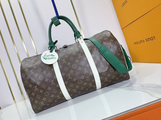 M11541 M41416 M13926 本款 Keell BandoulièRe 50 旅行袋出自 秋冬时装秀，以 Monogram Dust 涂层帆布搭配做