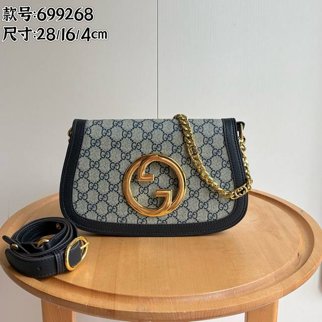 实拍# 款号：699268蓝金 尺寸：28 16 4Cm 系列肩背包 帆布 复古元素邂逅典藏细节，致敬 爱的进行曲 时装秀中弥漫的魅力风尚。 这款肩背包以Gg