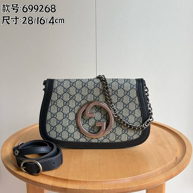 实拍# 款号：699268蓝银 尺寸：28 16 4Cm 系列肩背包 帆布 复古元素邂逅典藏细节，致敬 爱的进行曲 时装秀中弥漫的魅力风尚。 这款肩背包以Gg