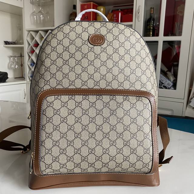 实拍# 款号：704017 尺寸：31.5*41*14.5 经典不过时的双肩包 一共2个尺寸 男女都可以背 容量很大！前面还有一个小口袋 外出旅游出行必备！～