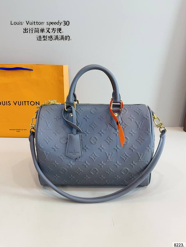 Lv Speedy 联名枕头包 Logo超级耐看 质感气质拉满 大气，休闲百搭，也是我入手主要原因，搭配小羊皮软嫩软嫩的材质，总之是可以驾驭通勤、休闲各种风格的