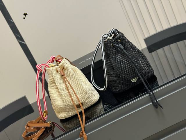 配盒 Size：20.22Cm 普拉达新款水桶包 圆圆小可爱，配长肩带！ 非常小巧时 实用又好看！！！