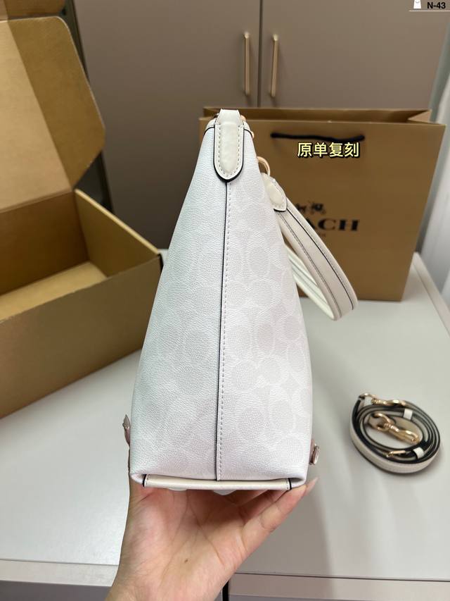 蔻驰Coach流浪包 满满的设计感 超级高级的时尚单品 N-43尺寸28×21飞机盒