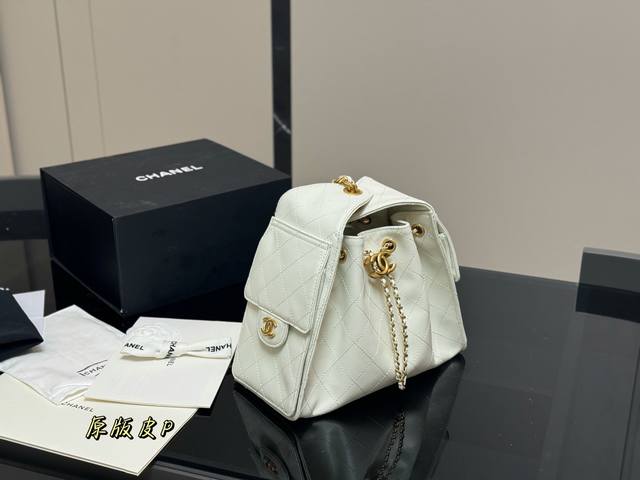配盒 Chanel 25Bag 小号真绝绝子 今年香奈儿25S系列简直美爆... 这只Hobo是个小号尺寸个人觉得比较日常 鱼子酱的质感颗粒没这么重反而很细腻