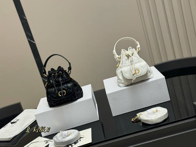 配折叠盒 Size：24*15Cm 迪奥 Caro绝美水桶 真的是太美了 好Lady风 小巧轻便 肩带可调节！爱了爱了！