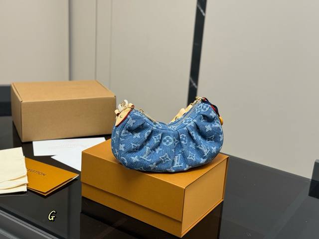 配折叠盒飞机盒 真的爱惨了Lv各种牛仔 这次小豌豆也入手了 小豌豆是在朋友的安利下入手的 没想到 居然很实用 最让我觉得惊喜的是 肩带这个调节带子特别方便 如果