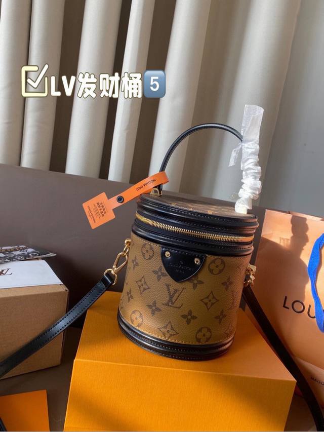 Lv Canne 发家致富第一-步■入个Lv发财桶使用率100%的这款Lv圆桶 容量真的巨巨巨大++ 手机 粉饼 卡包都塞得下 怪不得总有人说它是“饭桶”品 包