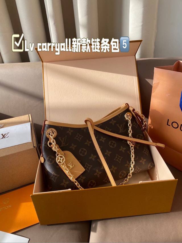 礼盒包装 Lv Carryall芯片版本家族又添新成员 Lv设计师有一种不管钱包死活的审美，新版Carryall变可爱了，而且不喜欢大包的姐妹这个就没什么顾虑了