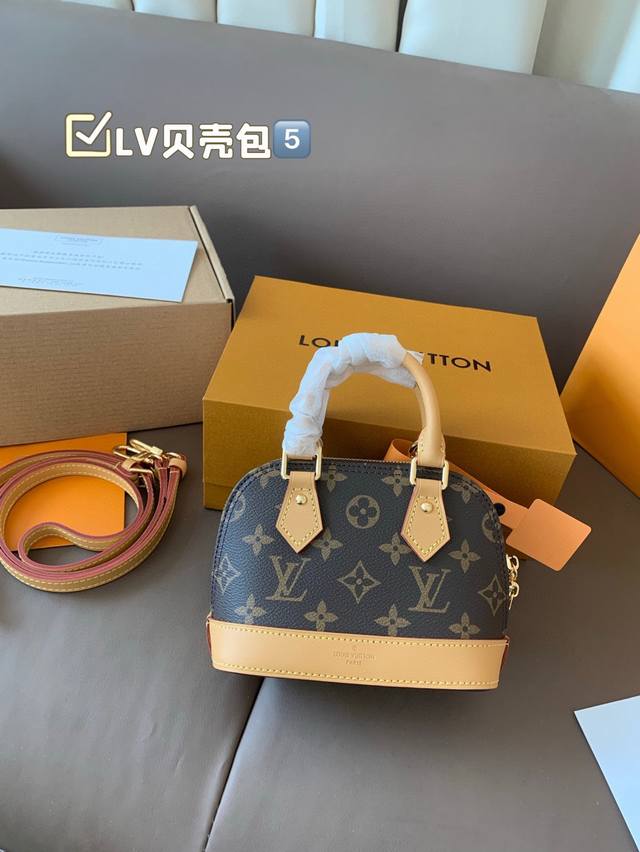 配礼盒 Lv 路易威登 村上隆贝壳包 新品系列最新Teddy系列 贝壳包 手感超级好 搭配起来超级美腻 超级推荐 走秀款同步 上身效果好 五金带Logo 超级洋