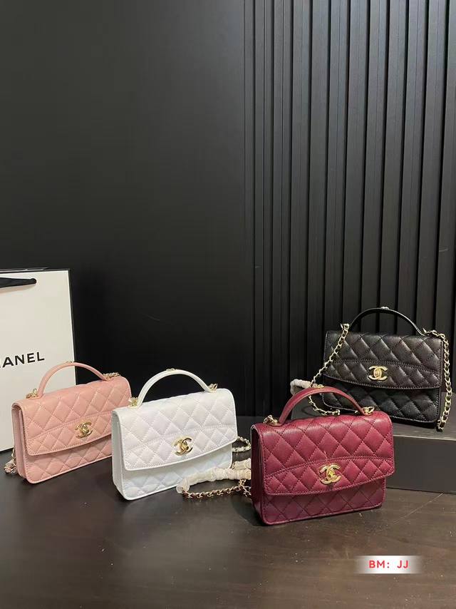 配折叠礼盒 Chanel香奈儿 25C双肩小背包 25C 这个真的太喜欢 单肩斜挎手拎都可以自由调节，每种背法都没有违和感，后背应该春夏会更好看 尺寸 ：18