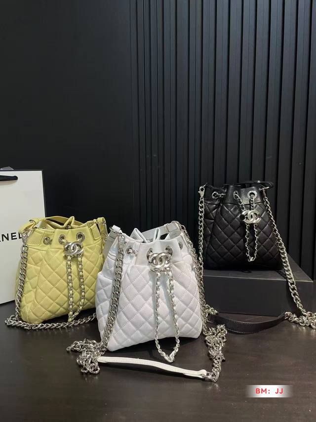 配折叠礼盒 香奈儿水桶包 可以单肩背 可以斜挎 透出几分复古的气 尺寸：19*20