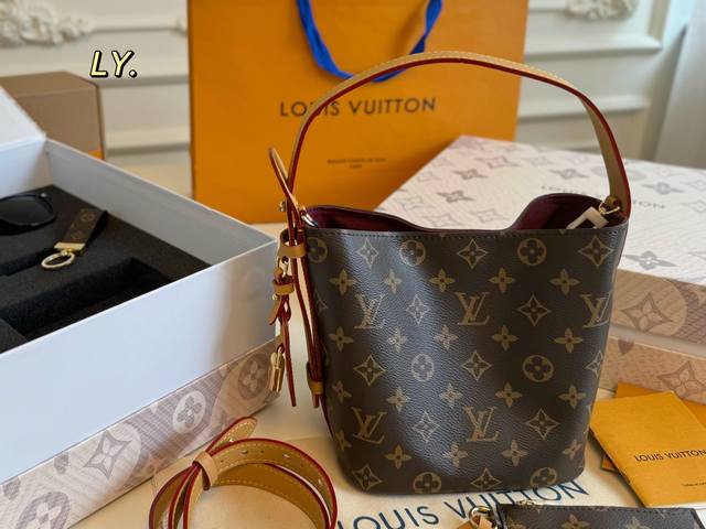 折叠礼盒 Size：17×18 超值套盒送礼首选 包包钥匙扣眼镜零钱包 Lv 路易威登新款25Allinbb水桶包 Lv出新款啦，饱满精致的小福袋 配长肩带，手
