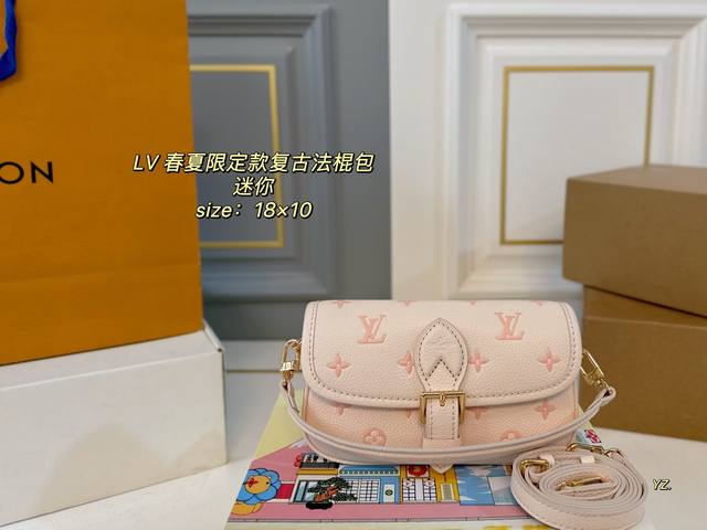 迷你 折叠盒 Size:18×10 Lv路易威登春夏限定款Diane Mini复古法棍包 搭配两条肩带，腋下斜挎、 皮带扣设计复古经典，超级实用～ 简约的包型，