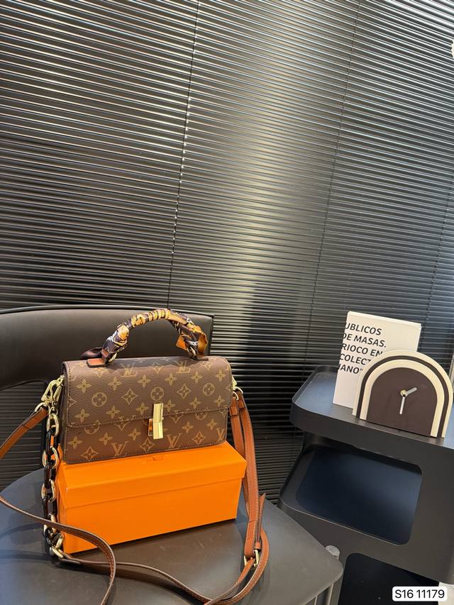 配盒子 Lv方包 这款包真的很简单 越看越好看 容量非常感人 轻松装纳日常随身物品 尺寸：24 13 货号11179改版