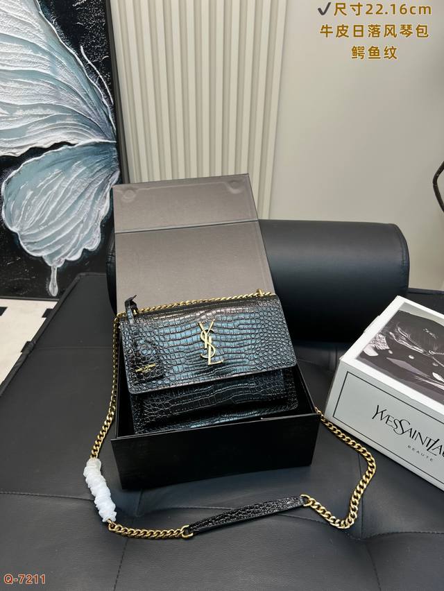 配免税店全套包装 Ysl圣罗兰Sunset 日落包永不过时的款式，特制鳄鱼纹牛皮，包身精致又立体，侧面是小风琴设计，有种低调奢华的感觉，容量感人，背后还有插袋各